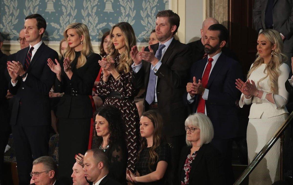 Jared Kushner, Ivanka Trump, Lara Trump, y Eric Trump asisten al discurso del presidente estadounidense.