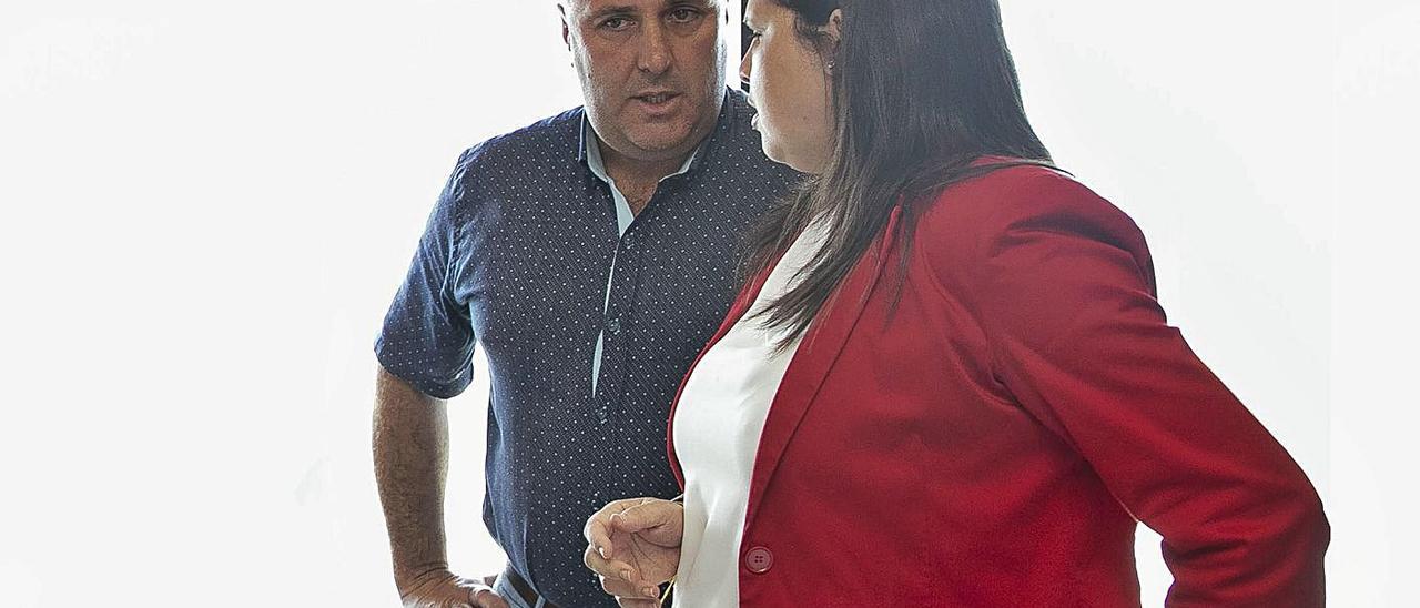 El presidente del Cabildo, Sergio Lloret, dialoga con la alcaldesa de Tuineje, Esther Hernández. | | LP/DLP