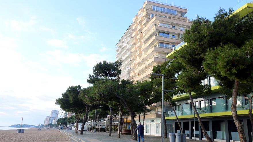 Platja d'Aro dona temps a l'Estat per desafectar les 850 propietats del passeig a un preu simbòlic