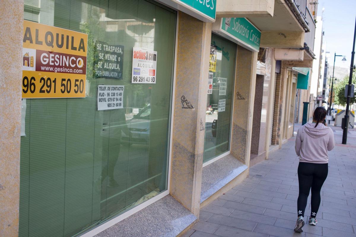 Una dona passa per davant d'un baix en lloguer a Ontinyent, en una imatge d'arxiu.