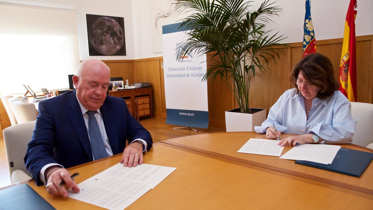 Un momento de  la firma del convenio entre la rectora de la UA y el presidennte de la CEV Alicante.