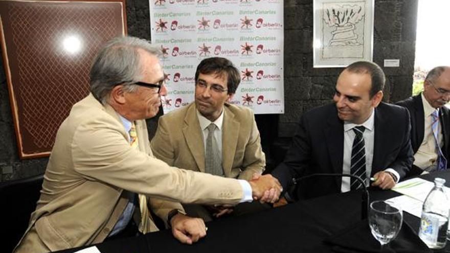 Álvaro Middelman (i), Pedro San Ginés y Jesús Santana, ayer, durante la firma del acuerdo en Arrecife. i  JAVIER FUENTES