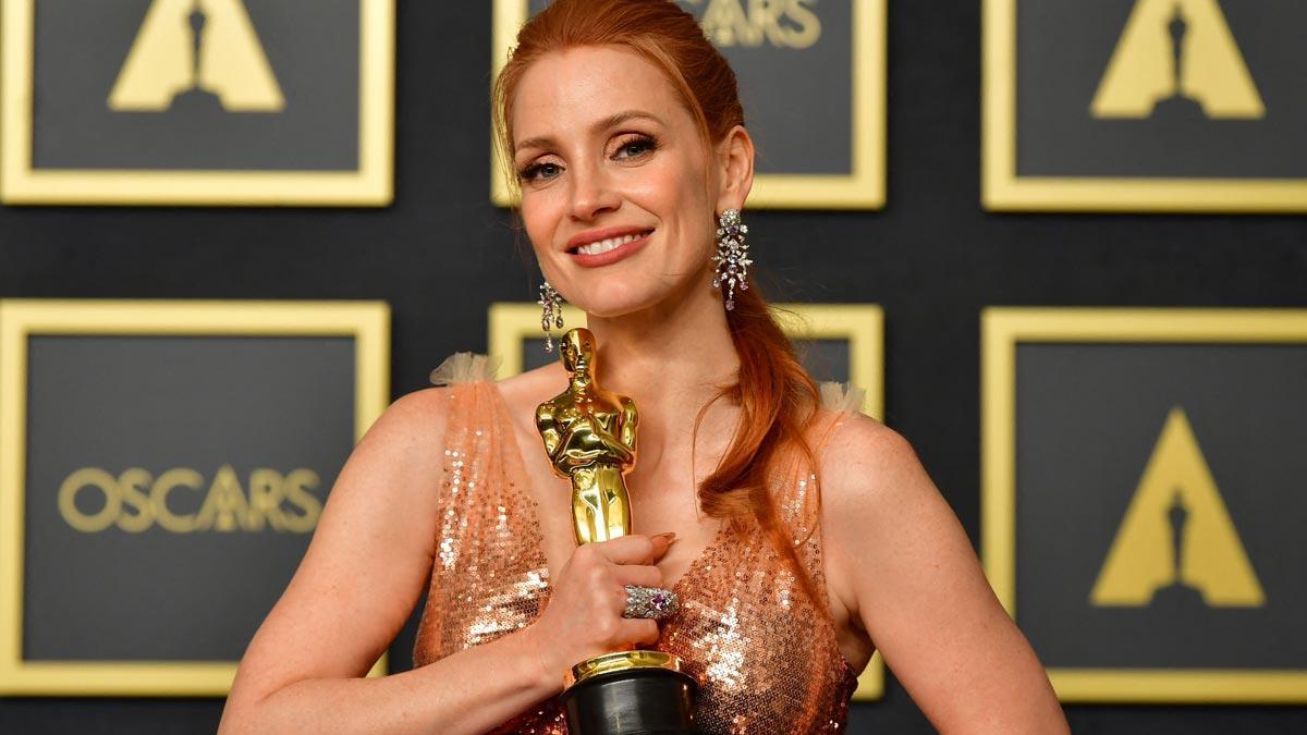 Jessica Chastain, con su galardón a mejor actriz.