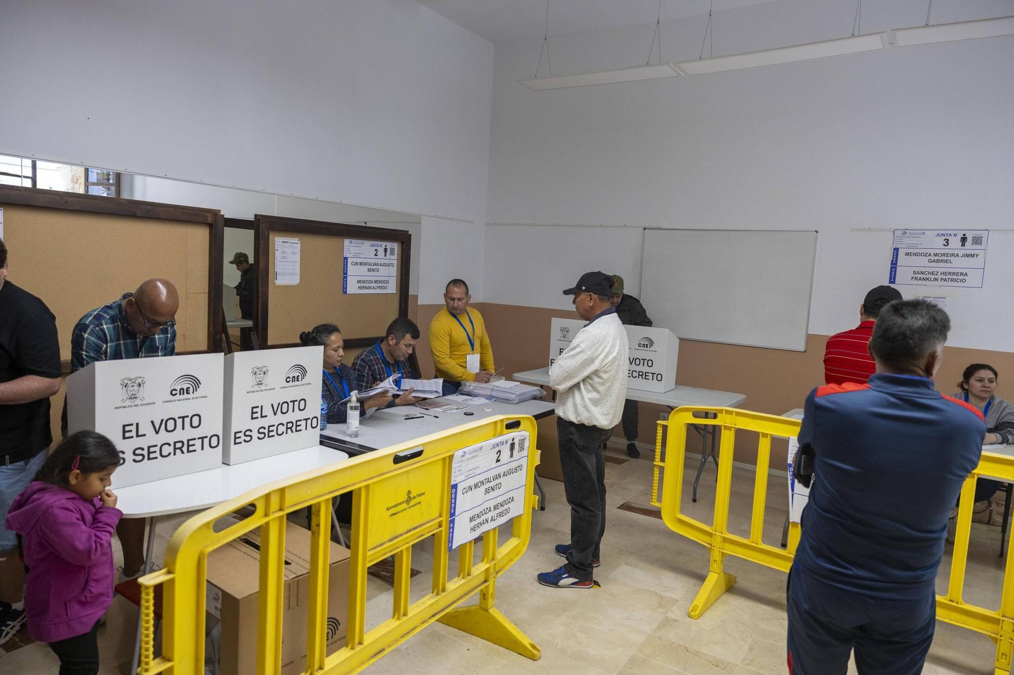 Los ecuatorianos residentes en Baleares acuden a votar en el referéndum por la seguridad y el empleo