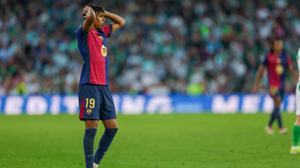 Lamine Yamal se lleva las manos a la cabeza ante el Betis