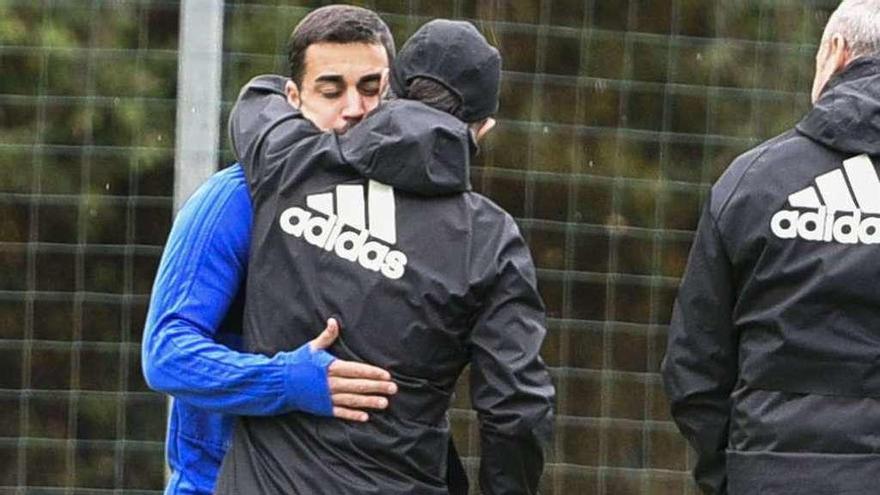 Anquela abraza a Joselu en un entrenamiento en El Requexón.