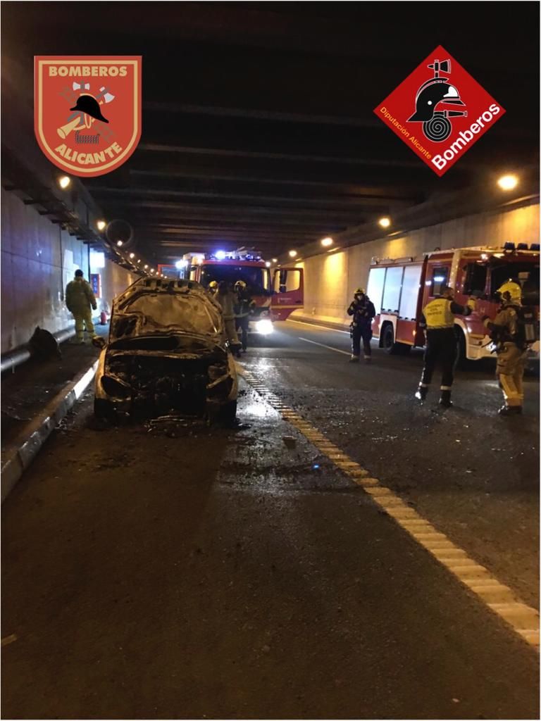 Galería: El incendio de un vehículo en el túnel de Sant Joan causa retenciones kilométricas