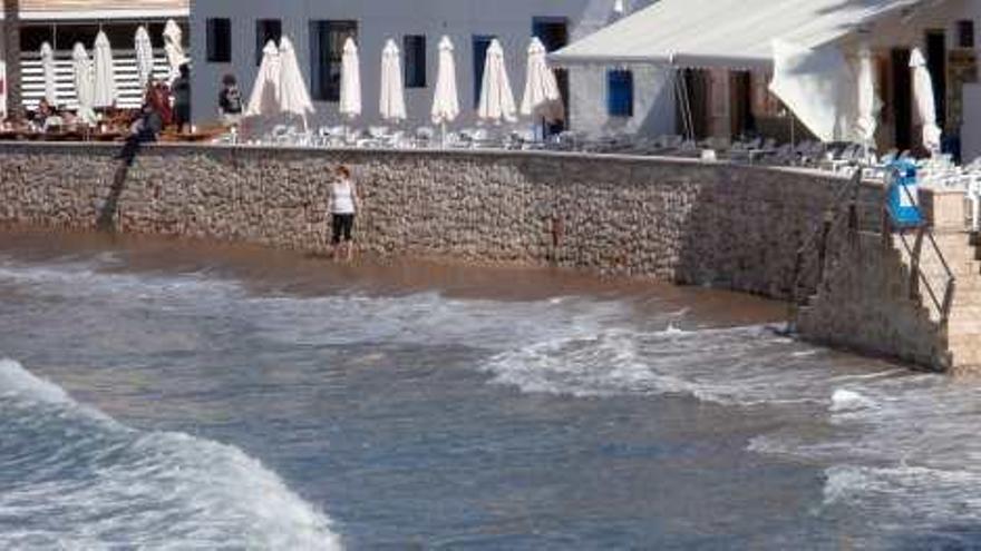 La playa del Portet de Moraira apenas tiene arena. Los desprendimientos en la Calalga de Calp amenazan una calle.