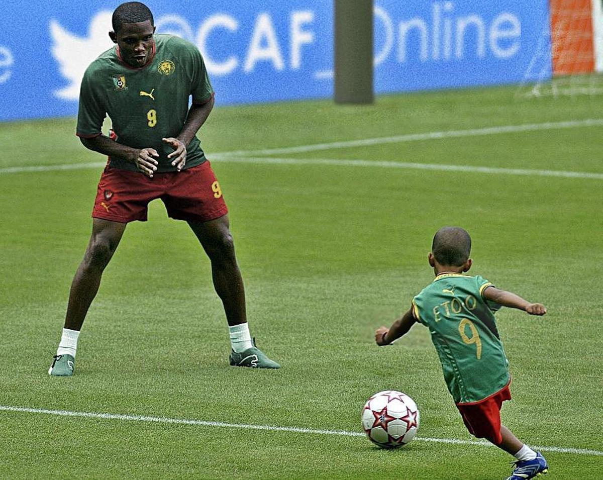 Etienne Etoo, con su padre, en los años de esplendor del '9' camerunés.