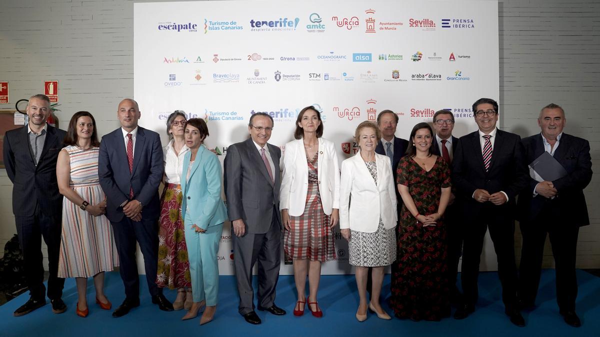 Foto de familia de la presentación de la revista &#039;Escápate cerca&#039; de Prensa Ibérica.