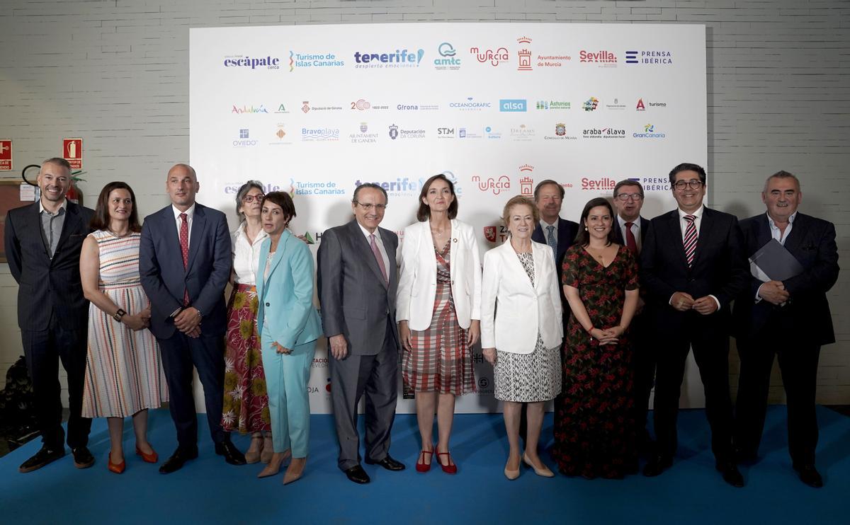 Foto de familia de la presentación de la revista 'Escápate cerca' de Prensa Ibérica.