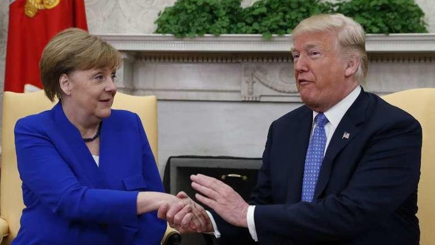 Merkel y Trump, ayer, en el Despacho Oval de la Casa Blanca. // Reuters