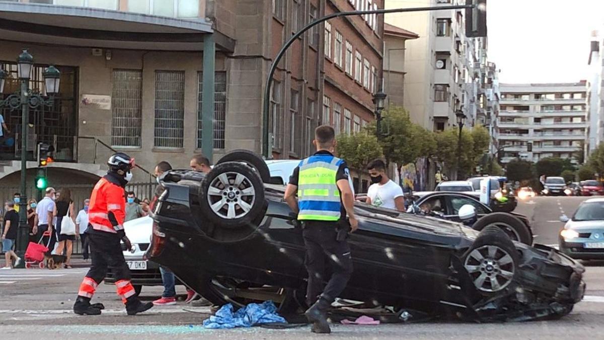 El coche volcado. // FdV