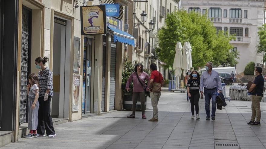 Los comerciantes de la calle San Pedro desmienten que haya un brote de covid en la zona