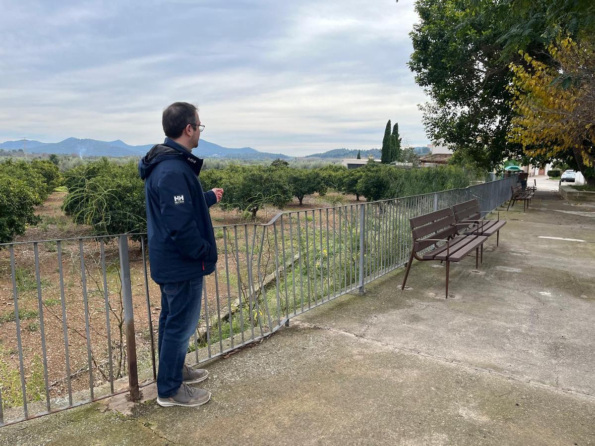 El alcalde señalando la zona que se convertirá en aparcamiento.