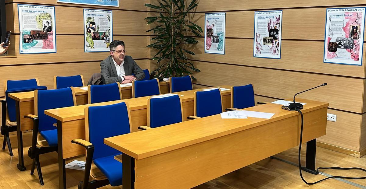 El socialista Mario Rodríguez, solo en la bancada tras la retirada de los concejales del PP.