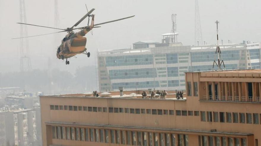 Hombres armados asaltan el principal hospital de Kabul y se atrincheran en los pisos superiores