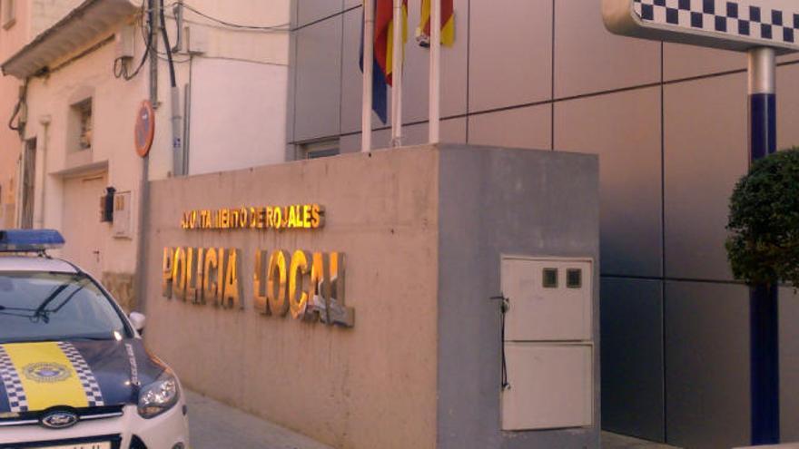 La Policía Local rescata a un vecino con los dedos prensados en las puertas de un ascensor