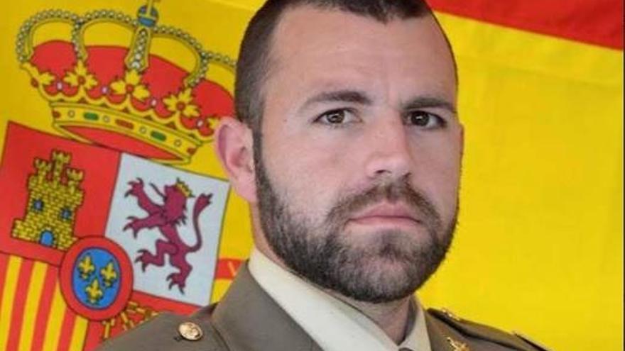 Un soldado de la Guzmán el Bueno salva a una mujer que se iba a precipitar por un puente en la autovía a Málaga