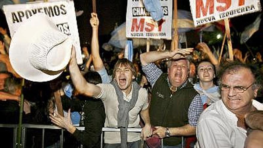 Productores agropecuarios argentinos celebran que el Senado rechazara la ley enviada por el gobierno para convalidar los impuestos móviles a las exportaciones de granos, proyecto que había provocado un grave enfrentamiento entre ambas partes en los últimos meses.