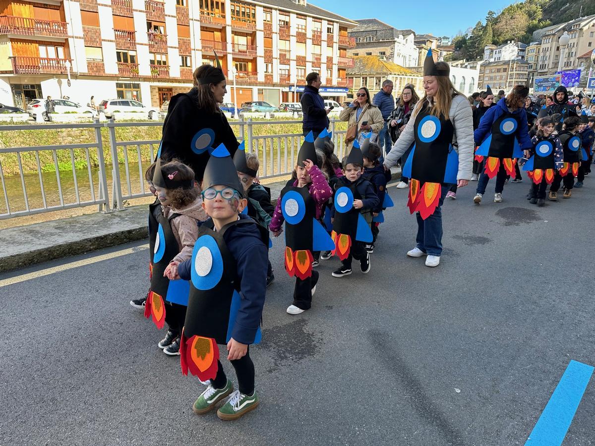 En imágenes: el creativo desfile de carnaval de los colegios de Luarca