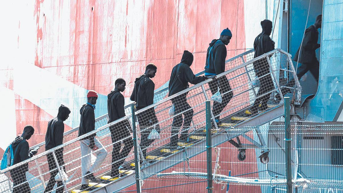 Traslado de inmigrantes subsaharianos llegados a Canarias, en octubre del año pasado.