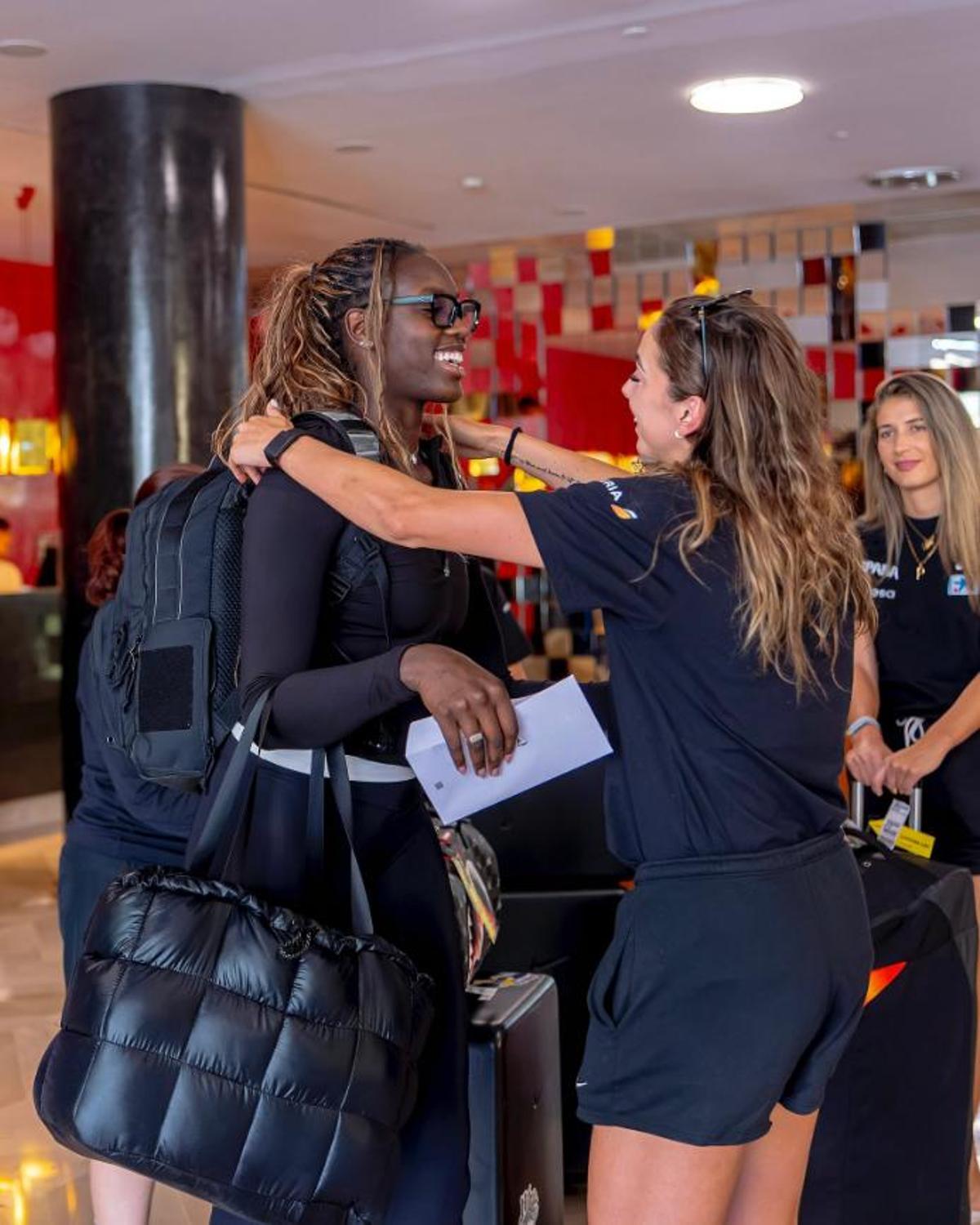 Mariona Ortiz da la bienvenida a Awa Fam a su llegada al hotel de concentración.