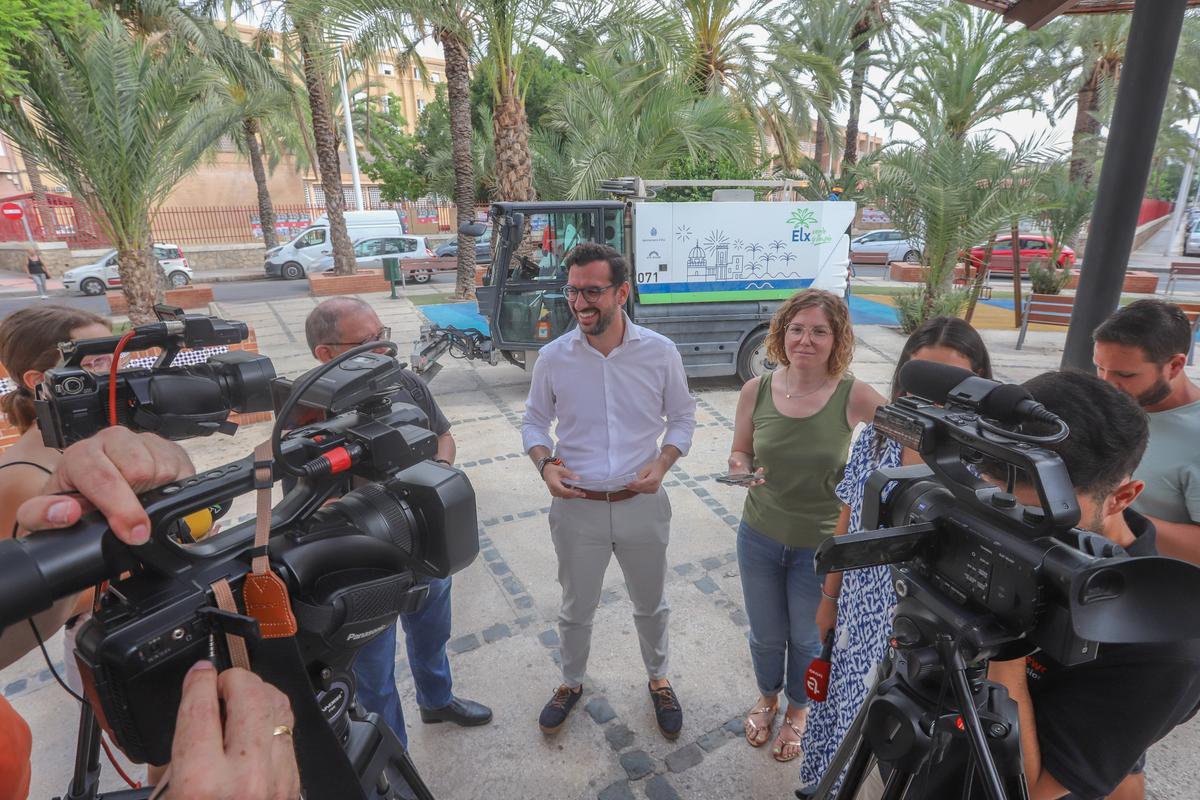 José Claudio Guilabert atiende a los medios durante su comparecencia para hablar del plan de choque