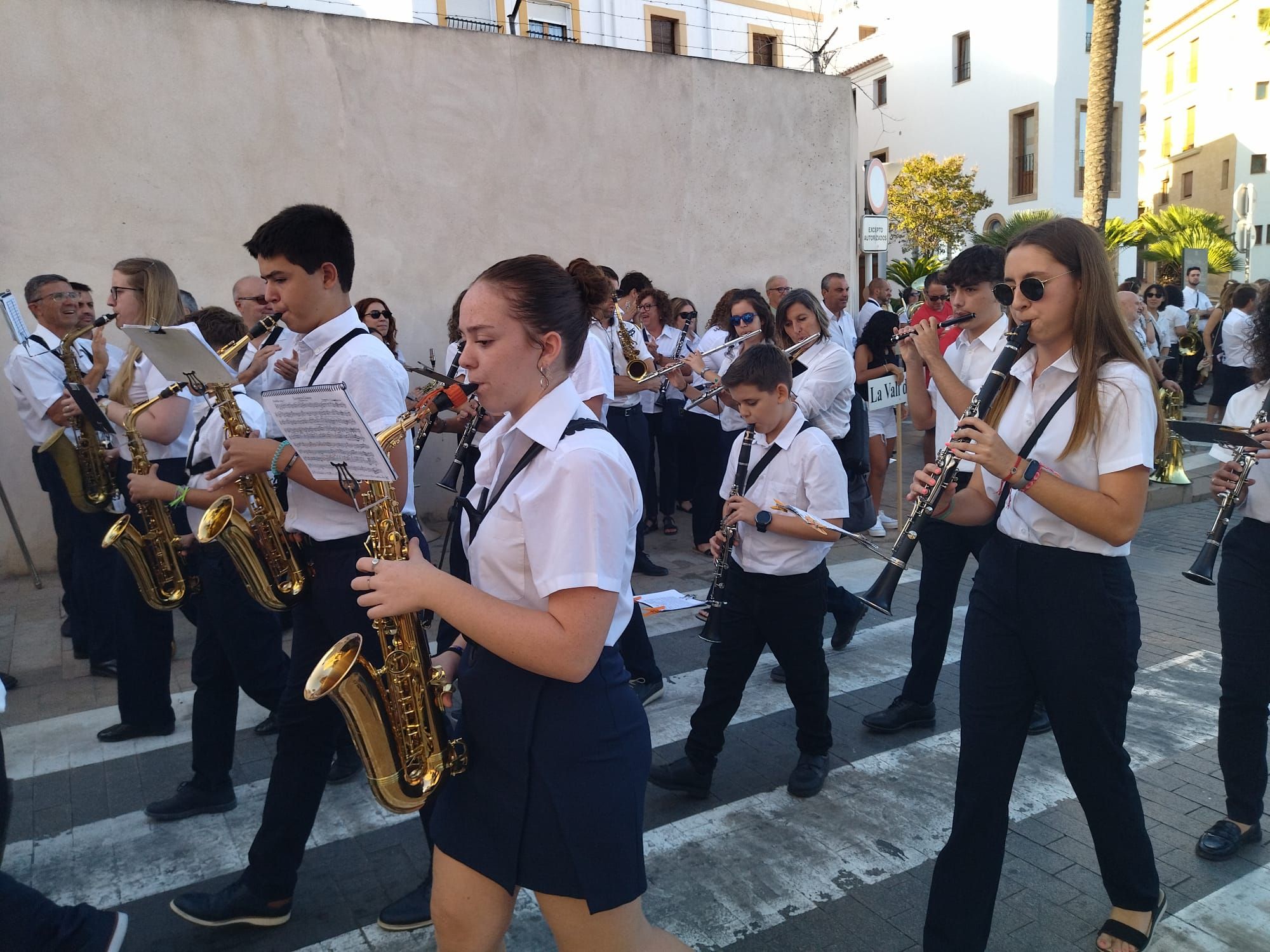 Xàbia, capital de la música: más de 800 músicos de toda la comarca llenan de vida las calles (imágenes)
