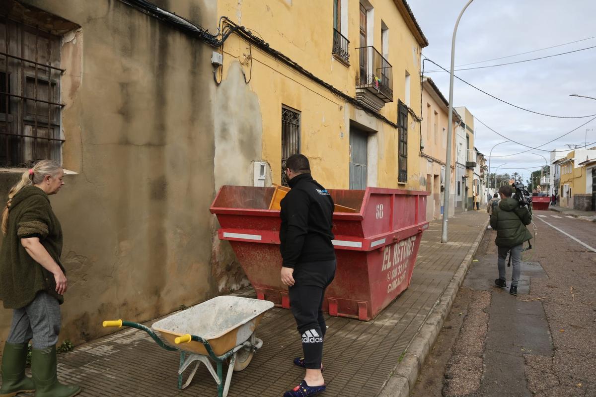 Vecinos de Cogullada limpian en barro de sus casas tras la inundación Vecinos de Cogullada limpian en barro de sus casas tras la inundación