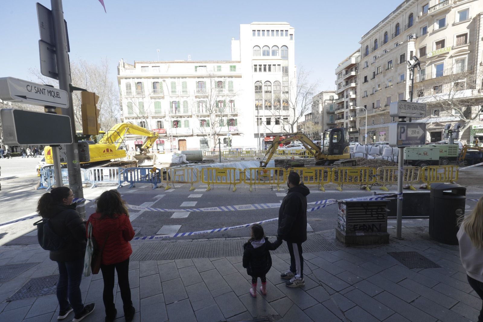 Curiosidad por el socavón en las Avenidas de Palma