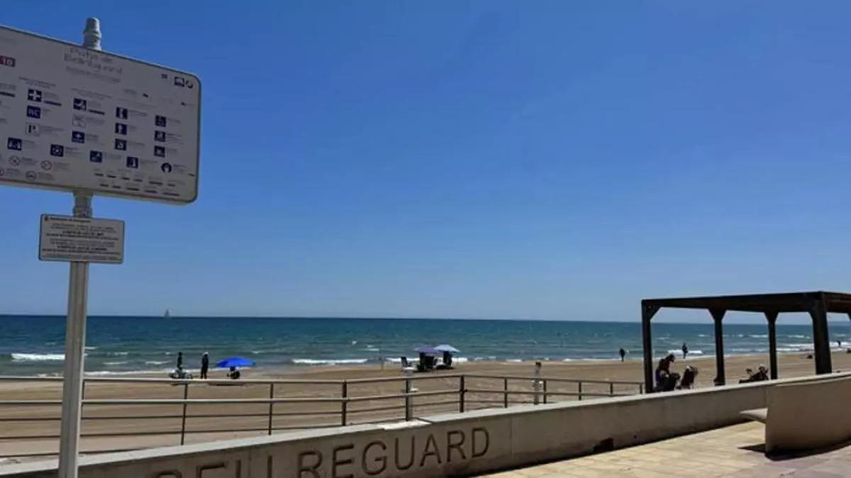 La playa de Bellreguard, distinguida con la bandera azul por la calidad de sus aguas.