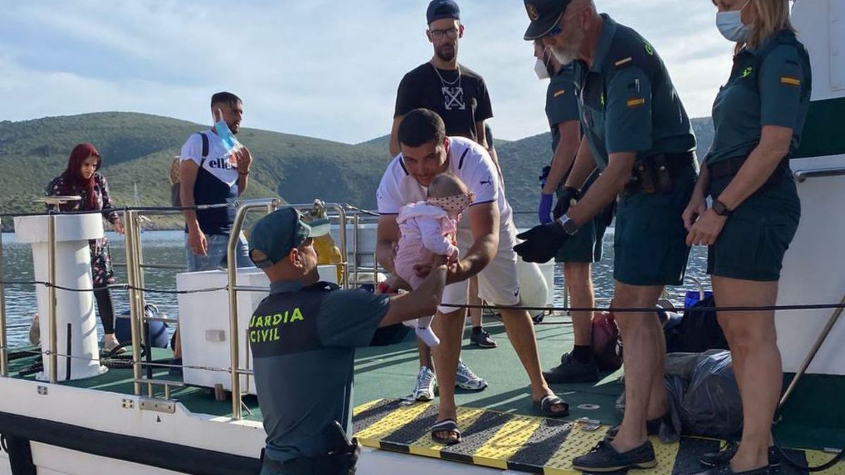 La Guardia Civil desembarca el bebé rescatado.