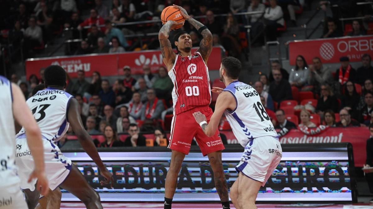 Devin Robinson lanza a canasta durante el partido ante el Surne Bilbao.