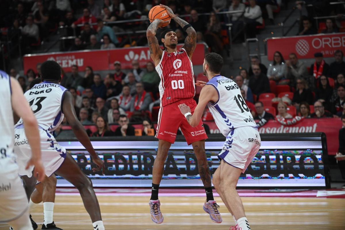 Devin Robinson lanza a canasta durante el partido ante el Surne Bilbao.