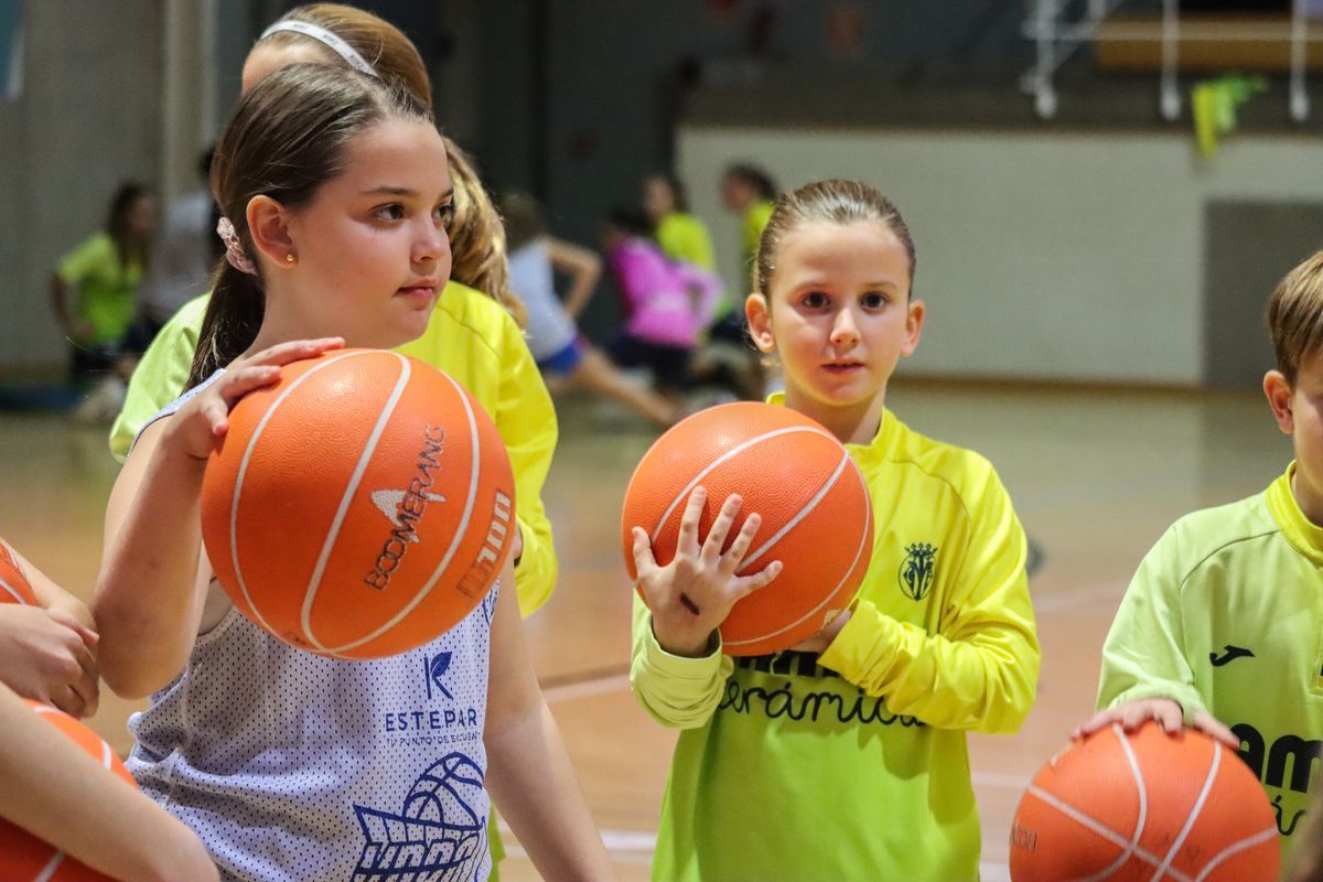 Jornada de hermanamiento entre las chicas del Villarreal y las del Vila-real Bàsquet