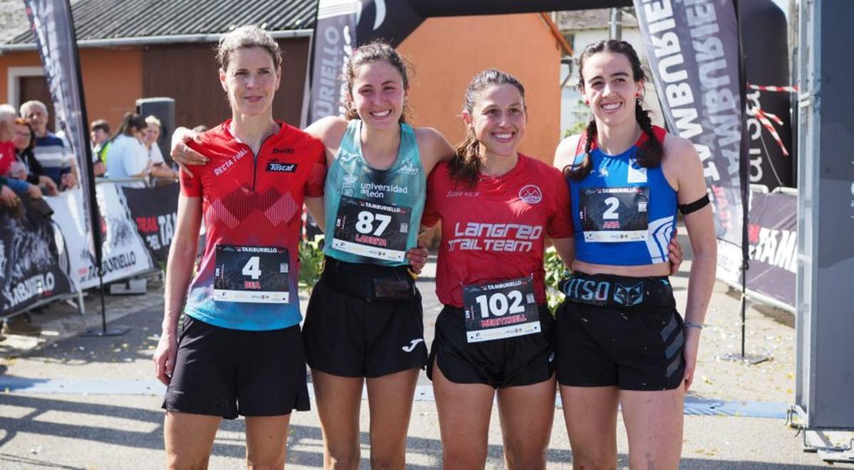 De izquierda a derecha, Beatriz Tenreiro, Laura López, Meritxell Nava y Ana Junquera, ayer, tras acabar el Trail de Tamburiello. | RAQUEL ARROYO