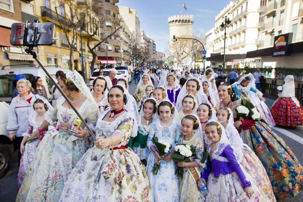 La ofrenda no es solo desfilar hacia la virgen. Tambien nos deja momentos para recordar en compañía de la comisión.  Como este selfie en grupo de la falla Ministro Luis Mayans