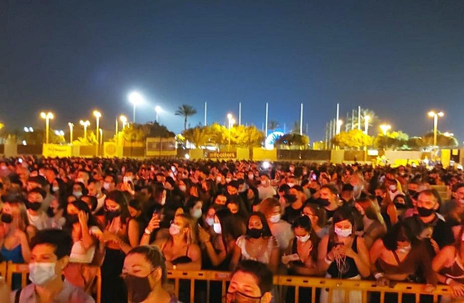  Rauw Alejandro, arriba, durante su actuación anoche en Maspalomas. A la izquierda, público en un momento del concierto; y a la derecha, Rosalía, ayer, en Maspalomas. | 
