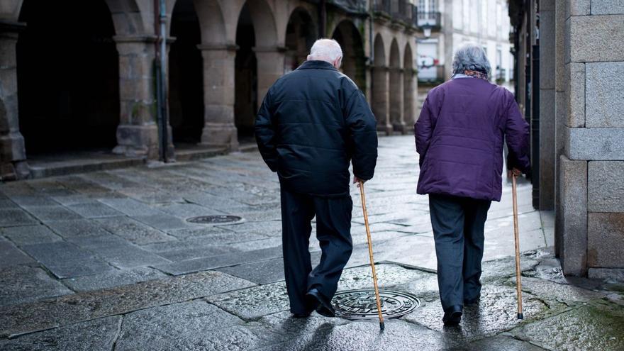 Una pareja de mayores pasea en Ourense. |   // BRAIS LORENZO