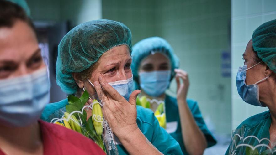 Una sanitaria emocionada en la UCI de La Candelaria.