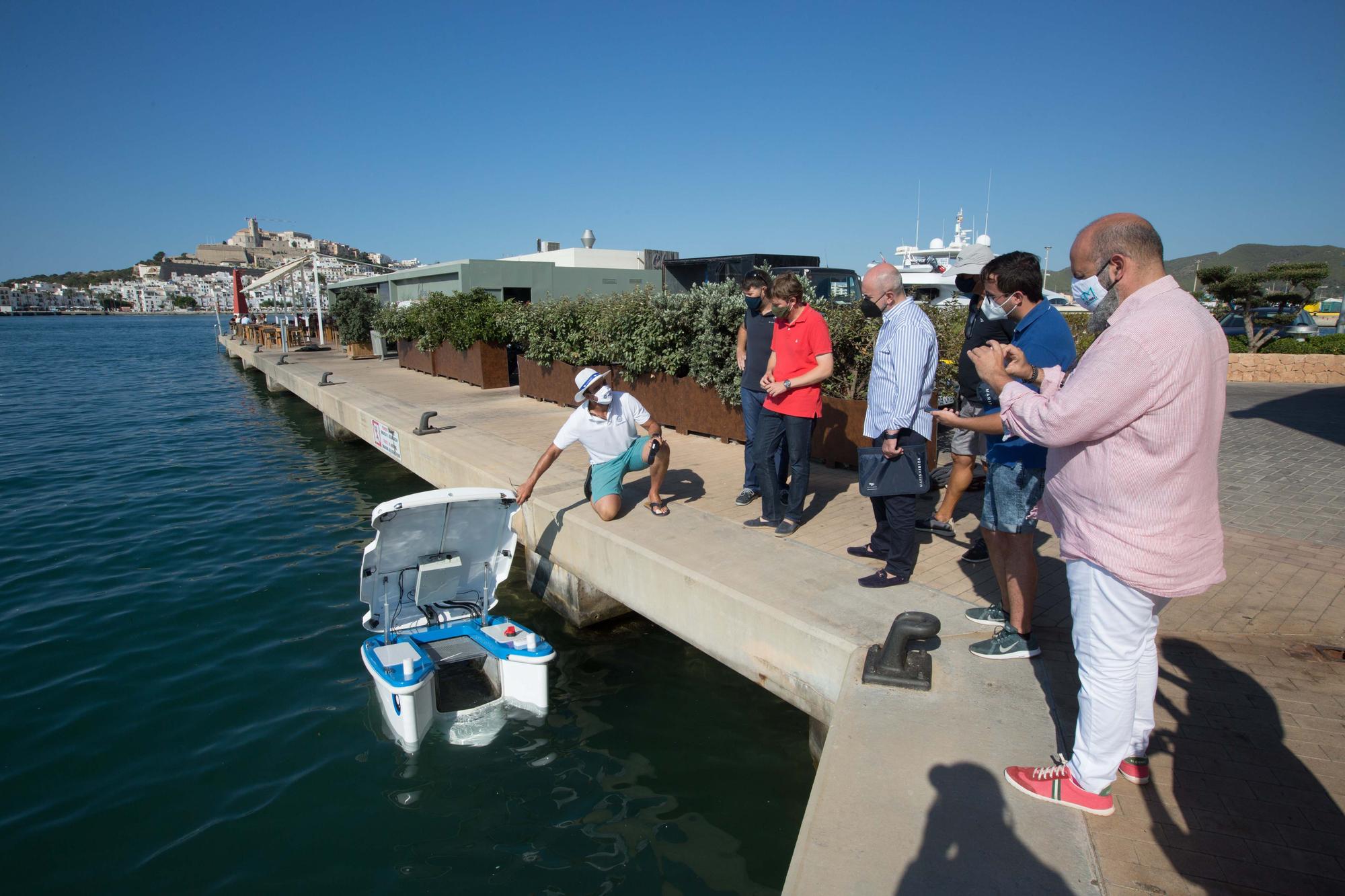 El ‘Geneseas’, un robot pionero en España limpia las aguas de la Marina Ibiza