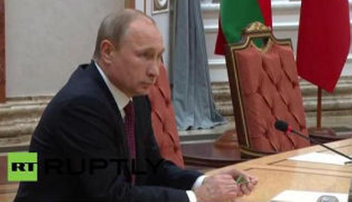 Vídeo en què es veu el llapis verd que tenia Putin al principi de la reunió i com, hores més tard, està trencat.