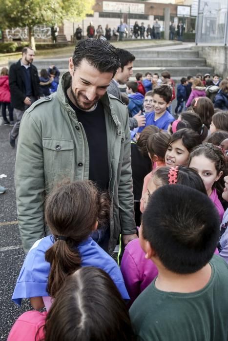 Visita de los jugadores del Real Oviedo, Toché y Héctor, al Colegio Buenavista I