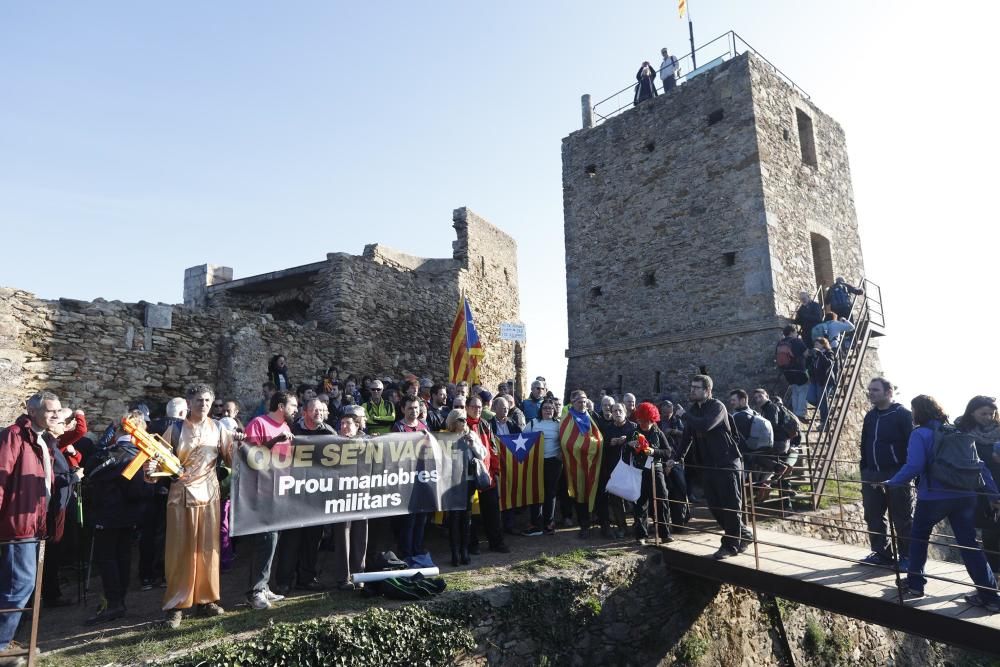 Pujada al castell de Sant Miquel per protestar contra les maniobres convocades per l exercit.