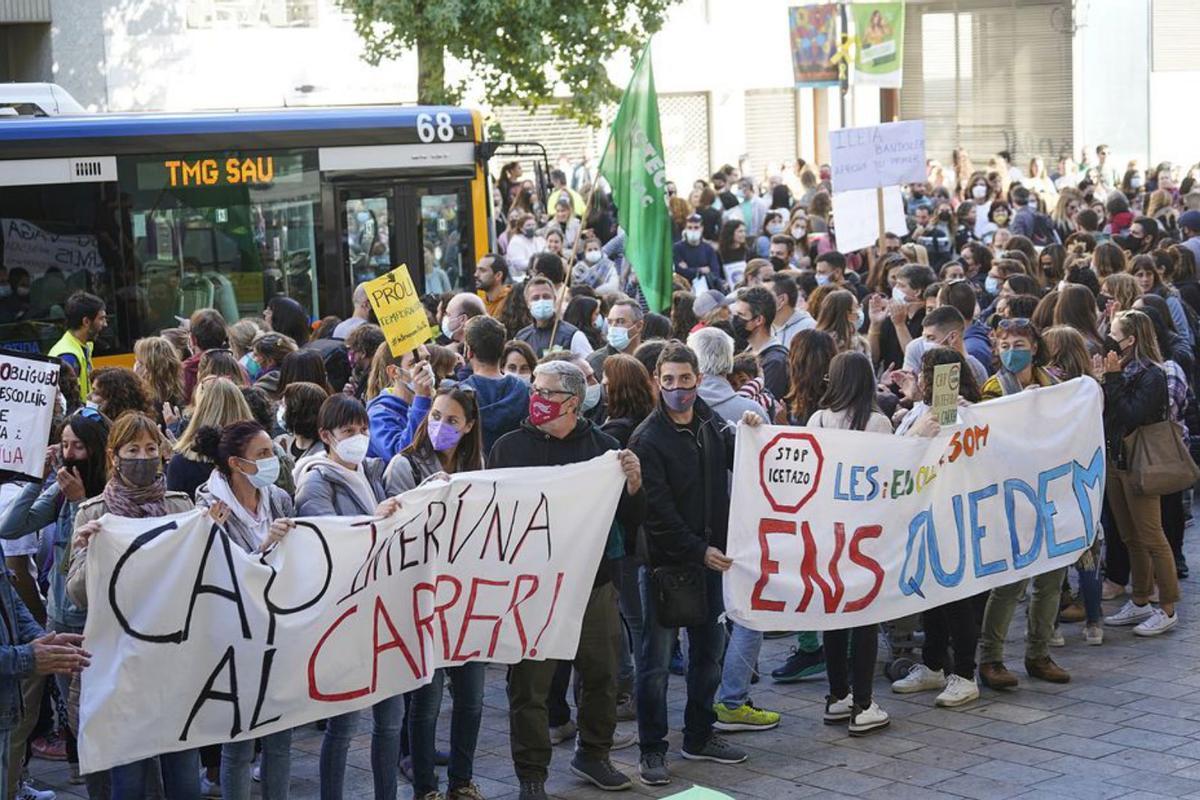 Dues pancartes de la concentració d’ahir a Girona.  | MARC MARTÍ