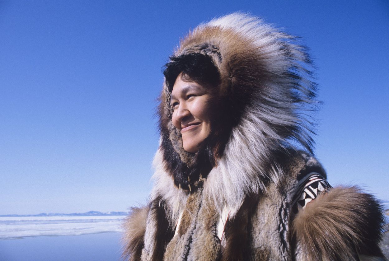 Mujer inuit con las ropas tradicionales