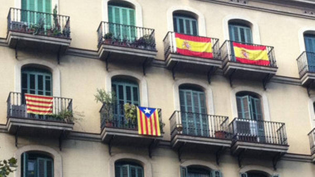 Los balcones de un edificio de la calle de Comte d'Urgell, en Barcelona.