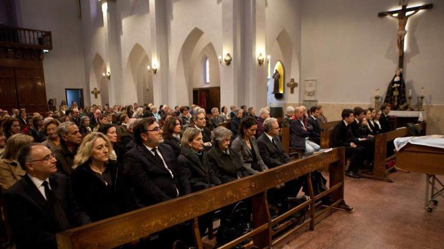 Familiares y amigos de Efraín Canella en el funeral de ayer en Pola de Laviana.