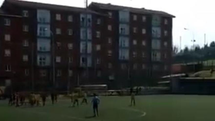 El deportivo gesto de un equipo infantil gijonés con su rival